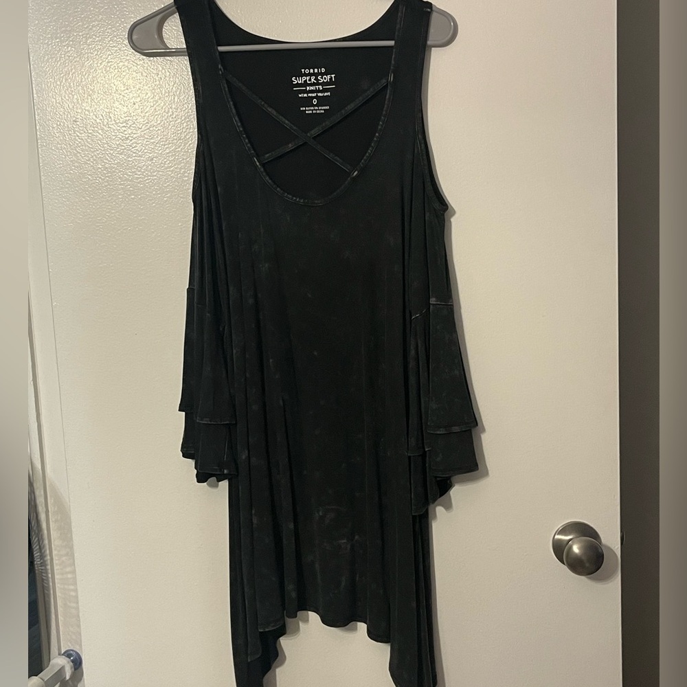 Torrid Size 0 Black/Gray Scoop Neck Strappy Cold Shoulder Sharkbite Hem